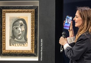 Ari Odara, koji se vidi na ekranu telefona, izvučen je nasumično među više od 120.000 kupaca karata širom sveta, a svako od njih je platio po 100 evra za učešće | Foto: EPA