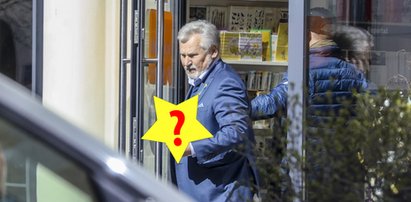 Aleksander Kwaśniewski przyłapany na zakupach w centrum Warszawy. Wiemy, co i dla kogo kupił