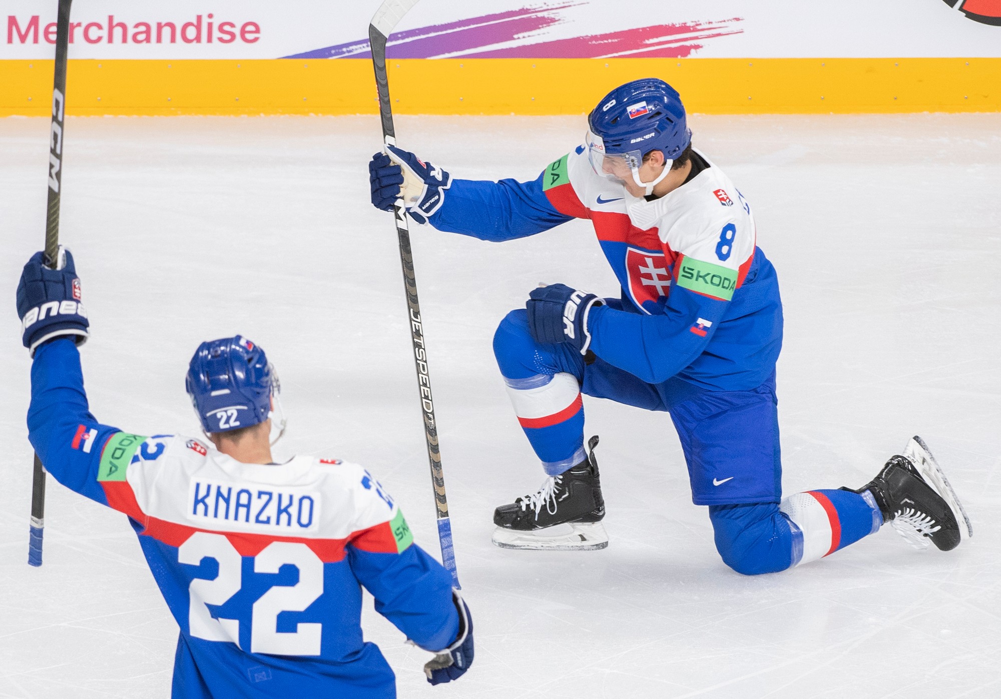 Slovenskí hokejisti sprava Martin Chromiak a Samuel Kňažko sa tešia po strelení gólu.