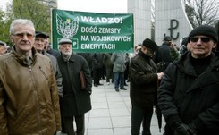 Protest przed Sejmem ws. ustawy dezubekizacyjnej. 'Władza PiS się mści, ale żadna władza nie jest wieczna' [ZDJĘCIA]