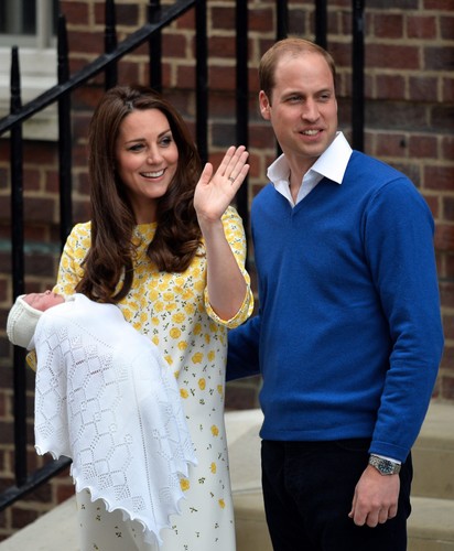 MAŁA BRYTYJSKA KSIĘŻNICZKA WYSZŁA ZE SZPITALA