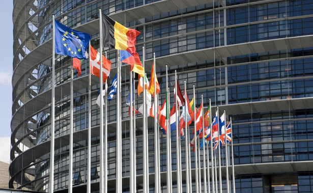 Flagi przed europarlamentem