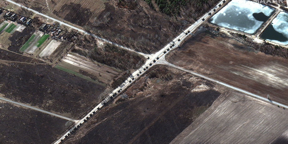 Zdjęcie satelitarne kolumny rosyjskich pojazdów w okolicach Iwankowa, 28 lutego 2022 r.