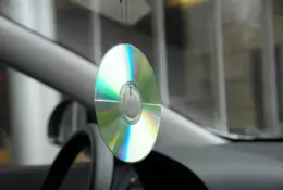 Płyta CD na lusterku. Dlaczego kierowcy już jej nie wieszają?