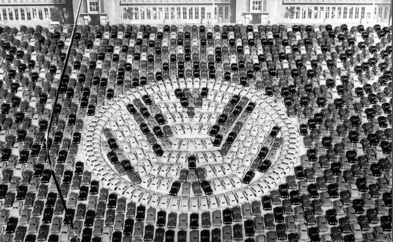 Logo VW ułożone w 1955 roku w Wolfsburgu z okazji wyprodukownia 1 mln Garbusów