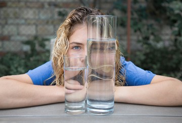Itt a legújabb hajtesztelő őrület: egy tincs és egy pohár víz kell hozzá