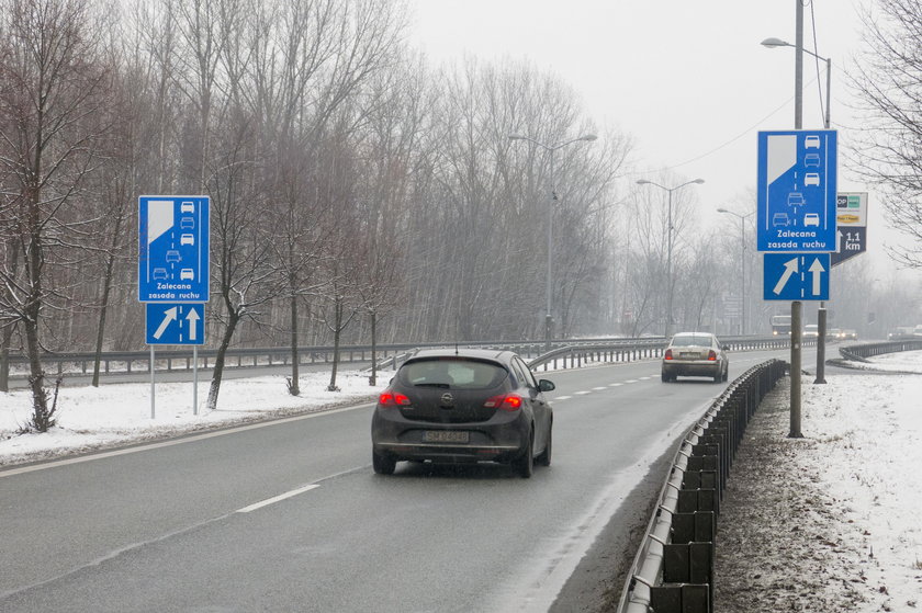 Katowice. Znaki informujące o jeździe na tzw. suwak