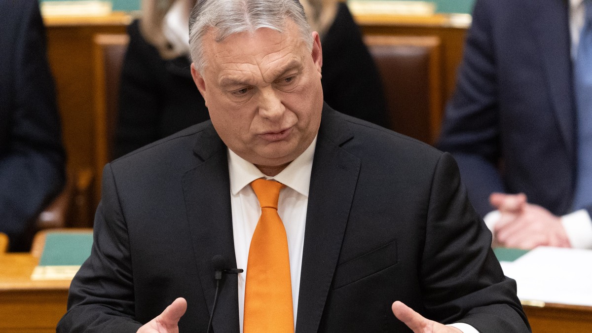 Orbán Viktor és Curtis együtt izgulták végig a pénteki magyar–török válogatott meccset – fotó