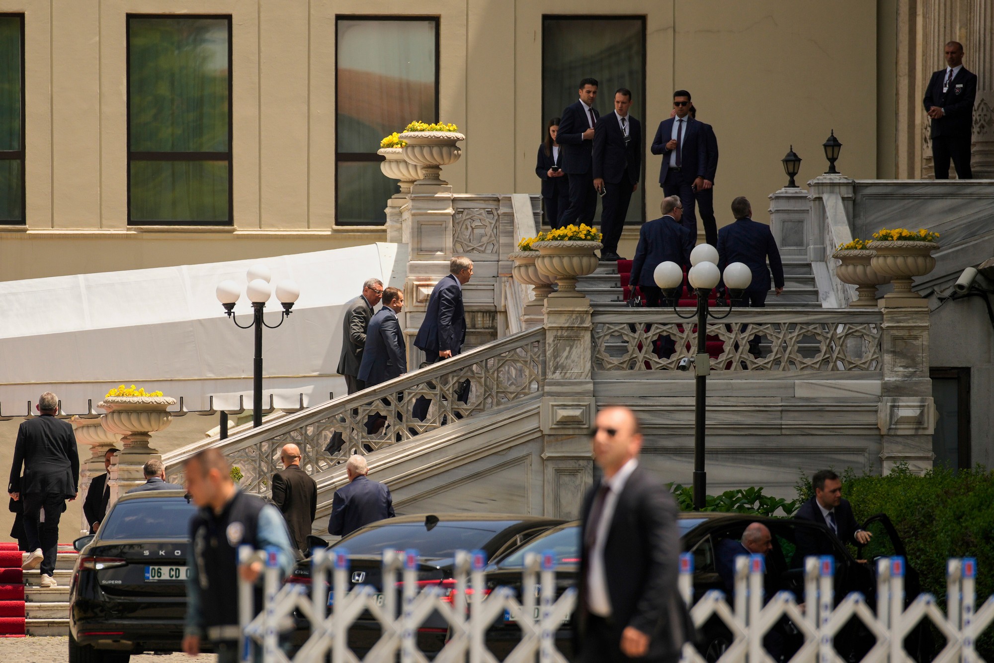 Členovia ruskej delegácie prichádzajú do paláca Čiragan.