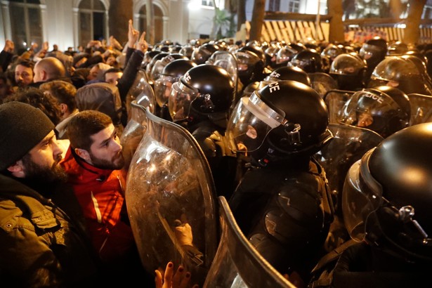 Protest przed parlamentem w Tbilisi. Policja usiłuje go rozbić