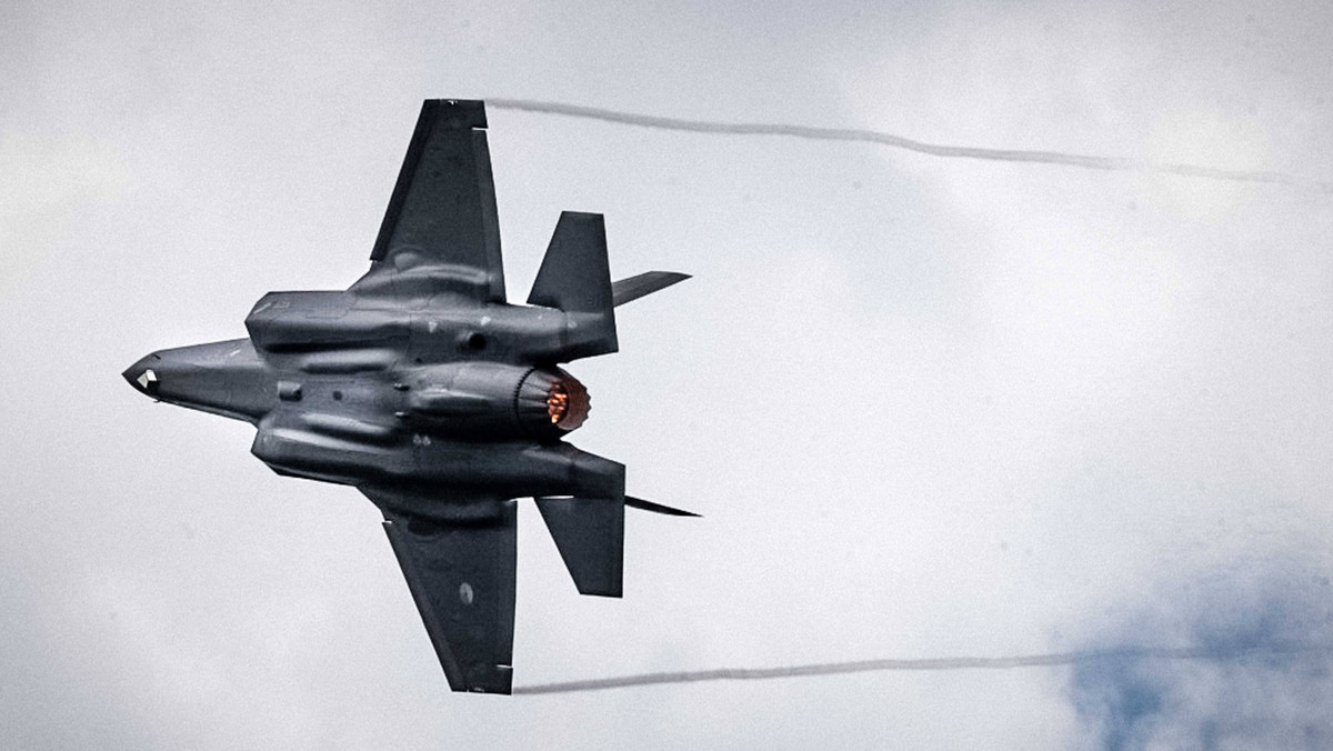 Koszty zakupu samolotów bojowych piątej generacji F-35 zostaną pokryte z oddzielnej puli, nie z budżetu Ministerstwa Obrony Narodowej (MON) - wynika z wypowiedzi prezydenckiego ministra Andrzeja Dery w Polsat News.