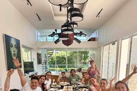 USKRS NA BALIJU, A NA STOLU NEMA ČEGA NEMA Marija Šerifović sa porodicom i Jovanom Pajić uživa za praznik: Slika sa sinom Mariom topi i najtvrđa srca