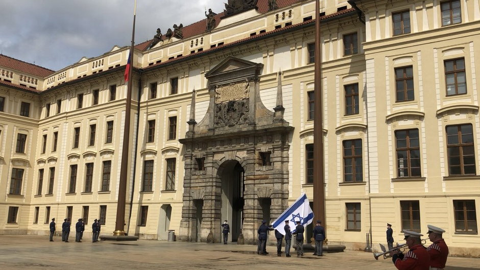 Zdjęcie wykonane w trakcie zakładania flagi Izraela