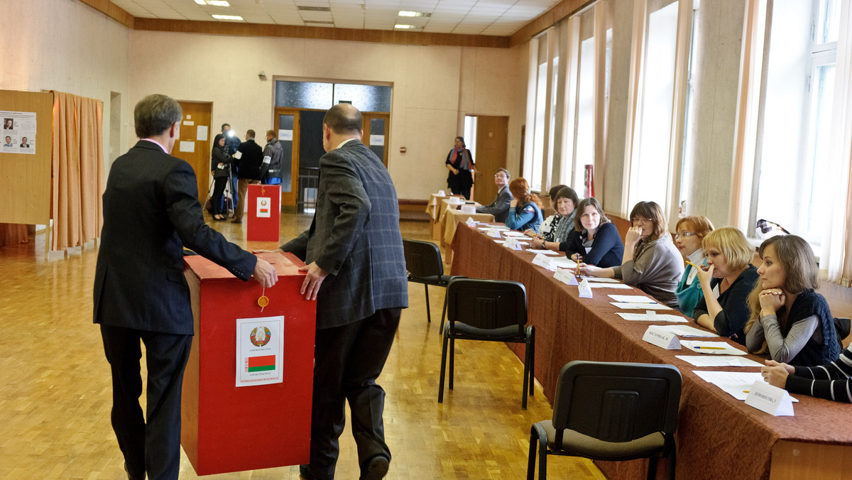 Około 20 niezależnych obserwatorów w niedzielnych wyborach do niższej izby parlamentu, Izby Reprezentantów, zostało zatrzymanych w poniedziałek w Mińsku - poinformowała obrończyni praw człowieka Anastasija Łojka.
