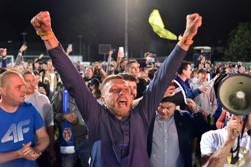 Marek Bartoszek świętujący awans do Ekstraklasy. Fot. PressFocus