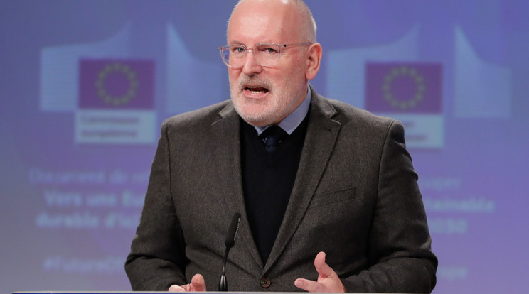 Frans Timmermans, az Európai Bizottság első alelnöke a bizottság hetenkénti ülését követő brüsszeli sajtótájékoztatón / Fotó: MTI EPA/Stephanie Lecocq