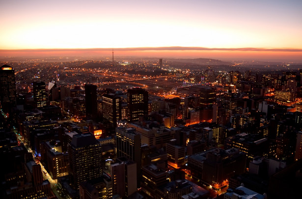 Johannesburg jest stolicą najbogatszej prowincji RPA - Gauteng. Liczba ludności jest szacowana na 7,9 mln, co oznacza, że jest czwartym największym miastem Afryki (po Kairze, Lagos i Kinszasie). Na zdjęciu: Johannesburg nocą