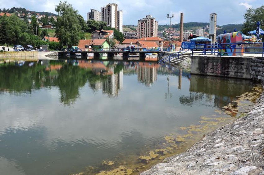 U popodnevnim satima alge dospeju u deo kupališta oko brane