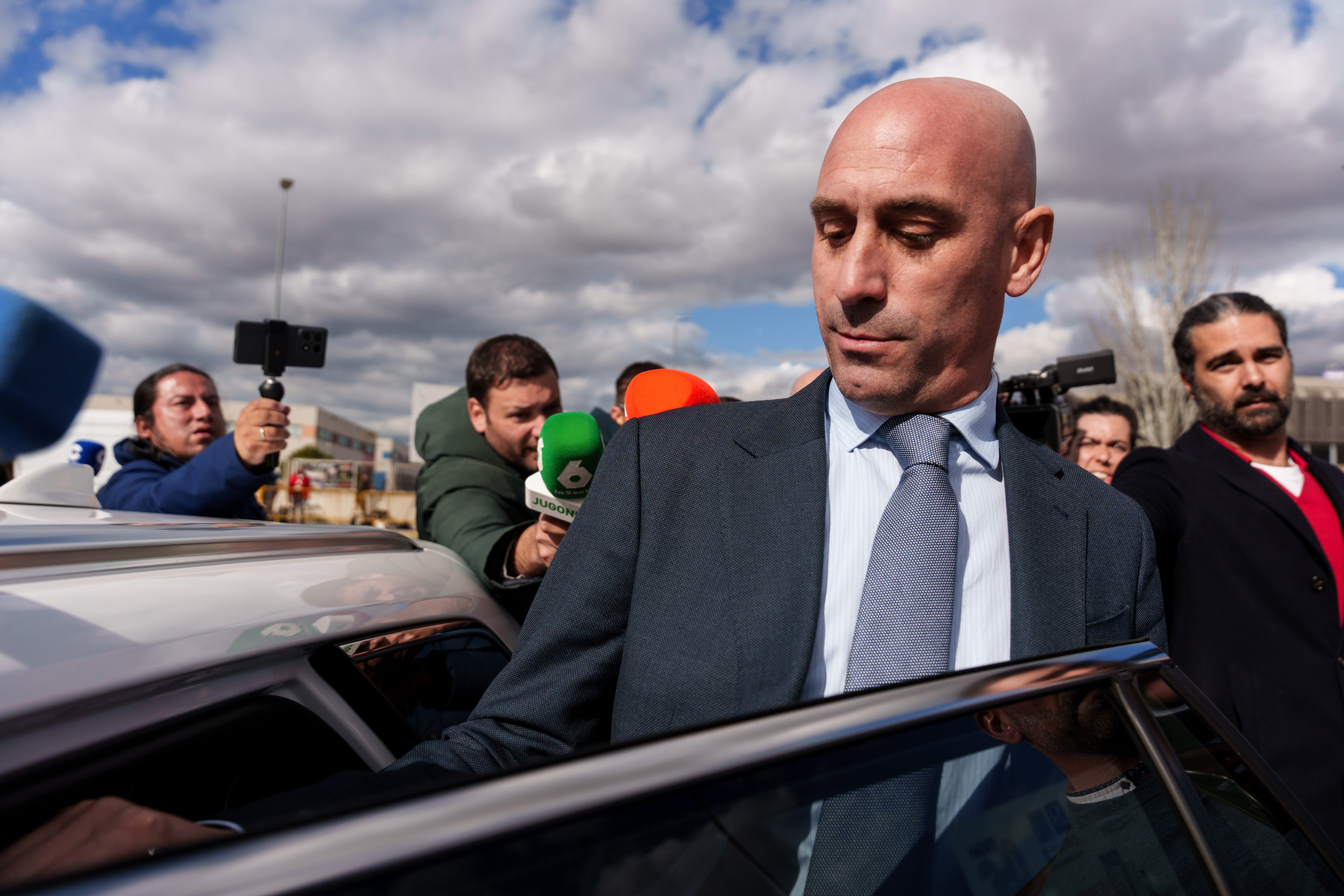 Atacan con huevos a Rubiales mientras arremete contra Tebas y Sánchez