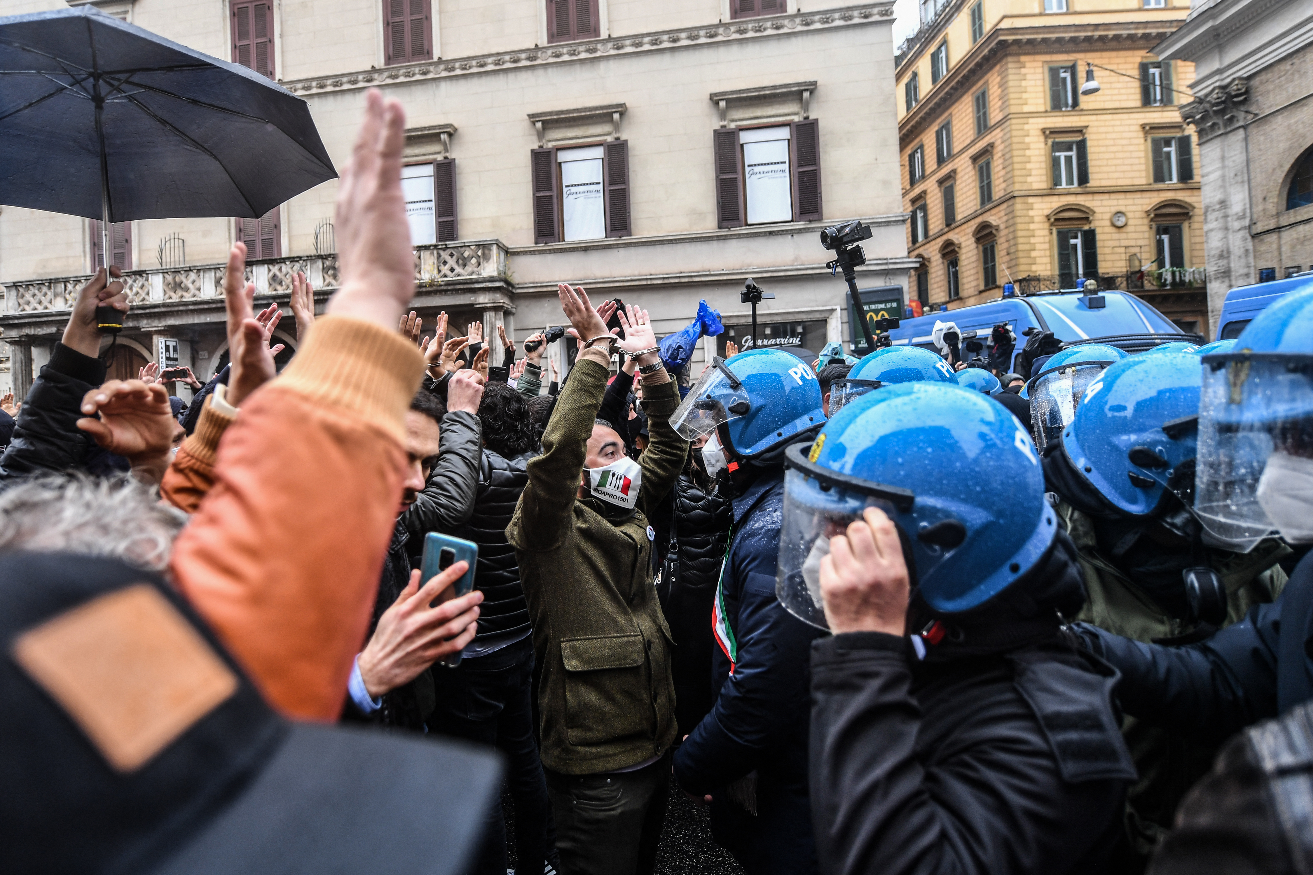 Arrestato 27enne a Linate per violenze su ex compagna