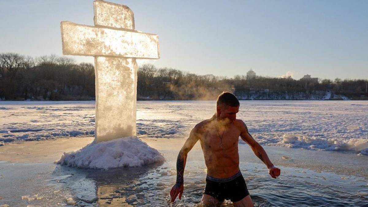 Muškarac uranja u ledenu vodu tokom proslave pravoslavnog hrišćanskog praznika Bogojavljanja u jeku rusko-ukrajinskog rata u Donjecku, u istočnoj Ukrajini, ali je ta teritorija sada pod ruskom kontrolom | Foto: REUTERS/Alexander Ermochenko