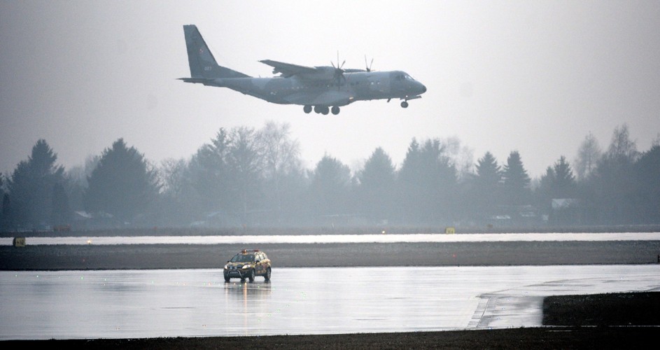 Samolot specjalny CASA, na pokładzie którego konwojowany jest podejrzany o zabójstwo kobiety Kajetan P., ląduje na wojskowym lotnisku Okęcie