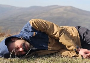 Milan Vasić sklupčan leži na podu