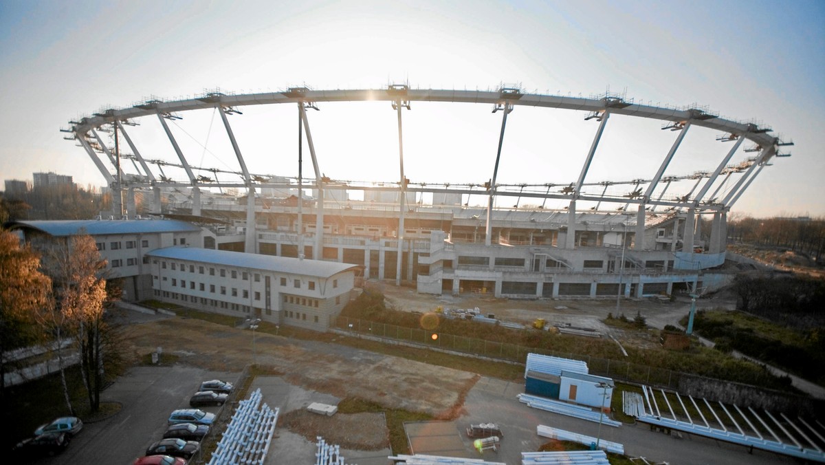 Komisja Sportu, Turystyki i Rekreacji Sejmiku Województwa Śląskiego na czwartkowym posiedzeniu skupiła się na problemach związanych z modernizacją Stadionu Śląskiego. Dyskusja poświęcona była głównie ostatniemu etapowi modernizacji i dokończeniu zadaszenia obiektu. Jedno jest pewne: do końca przyszłego roku stadion nie zostanie oddany do użytku.