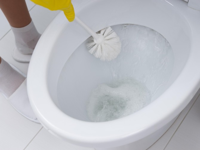 Bakin trik za blistavo čistu WC šolju
