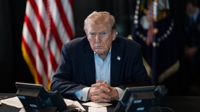 Трамп угрожает журналистам тюрьмой. Требует раскрытия источника утечки в случае с авиатором в Иране