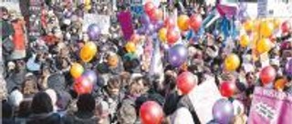 Kobiety: zamiast komplementów i goździków chcemy mieć takie pensje jak mężczyźni