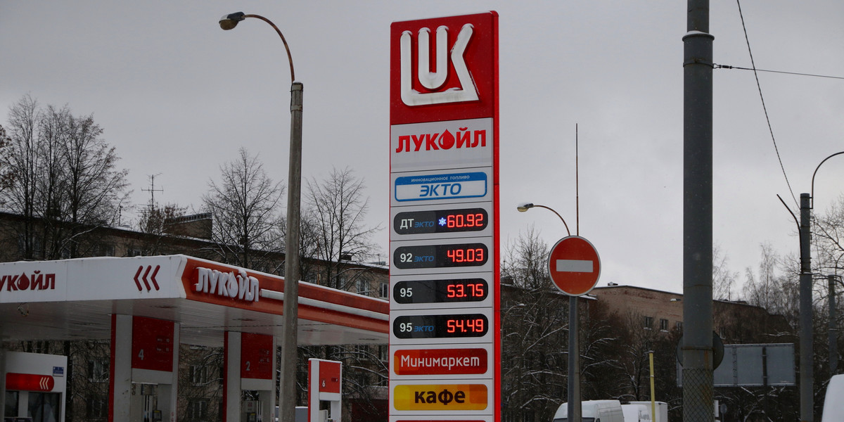 Stacja paliw Łukoilu w Sankt Petersburgu w Rosji.