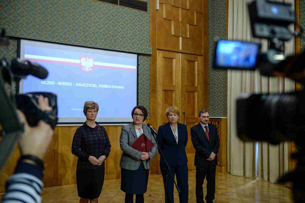 Od lewej: wiceminister edukacji Marzenna Drab, minister edukacji narodowej Anna Zalewska, wiceminister edukacji Teresa Wargocka i wiceminister edukacji Maciej Kopeć, podczas konferencji prasowej "Uczeń - rodzic - nauczyciel. Dobra zmiana, czyli o ogólnopolskiej debacie", 3 bm. w Warszawie. (mr) PAP/Marcin Obara