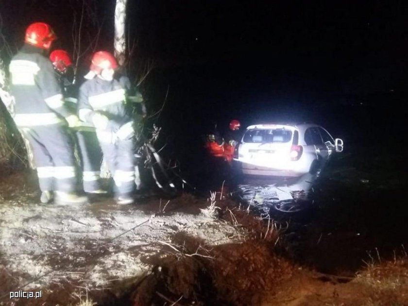 Ciechanów: Policjanci uratowali 43-latkę. Jej auto tonęło w stawie