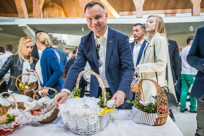 Andrzej Duda z córką i święconką