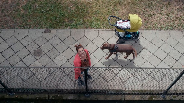 Kadry z „Filmu balkonowego w reżyserii Pawła Łozińskiego