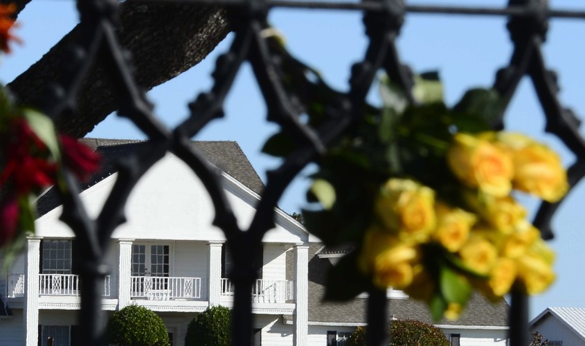 Kwiaty przed Southfork Ranch, gdzie kręcony był serial 'Dallas'