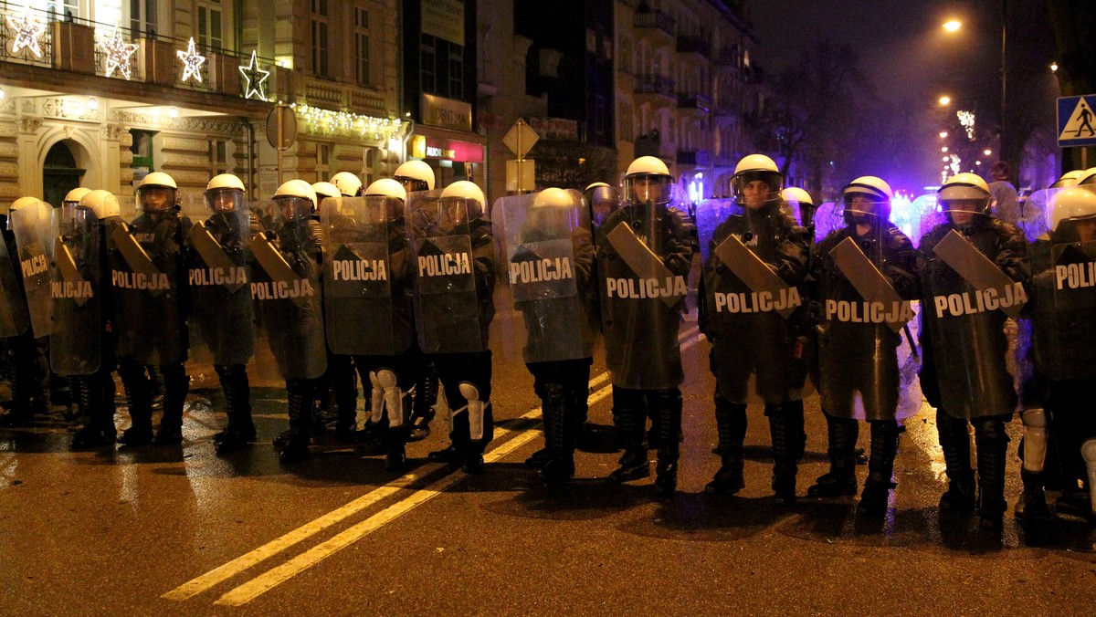 28 osób zatrzymała policja po zamieszkach, do jakich doszło wczoraj wieczorem w Ełku na Mazurach. Protestujący rozeszli się przed północą. Wiadomo, że 21-latek zginął w Sylwestra przed kebab-barem od ciosów nożem. Według policji w mieście jest teraz spokojnie. Prokuratura poinformowała, że dziś ma odbyć się sekcja zwłok zmarłego.