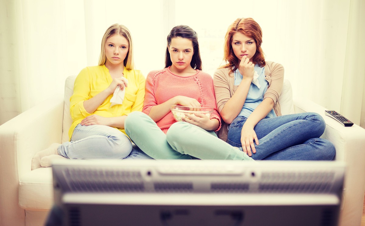 Kobiety oglądają telewizją