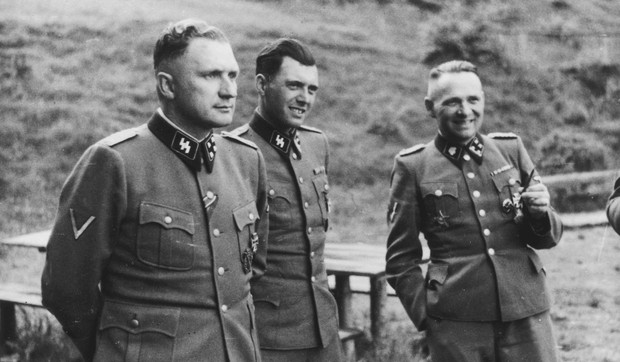 Jozef Mengele, ozloglašeni nacistički ratni zločinac (u sredini)