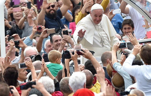 Papież przeprasza za skandale: Biada światu z powodu zgorszeń