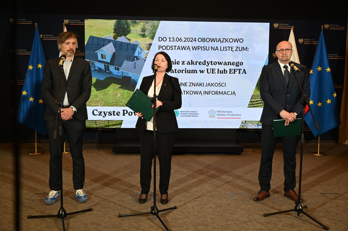 Wiceminister klimatu i środowiska Krzysztof Bolesta oraz Dorota Zawadzka-Stępniak w trakcie konferencji prasowej