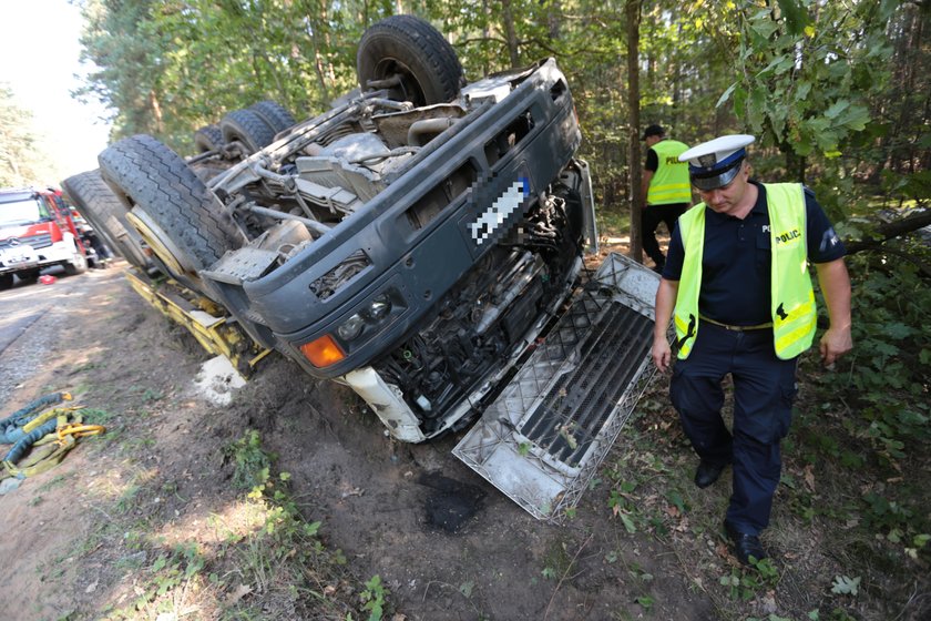 Tir z piachem zjechał z wysokiego pobocza budowanej drogi,