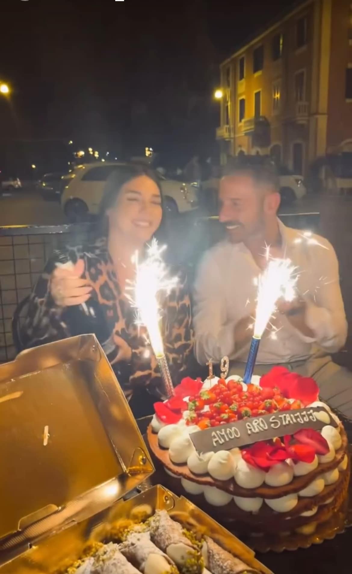 Milena so svojim manželom na oslave.