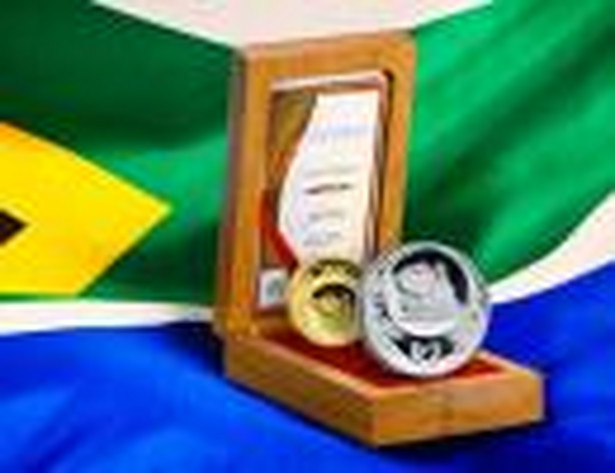 Z okazji mistrzostw świata w piłce nożnej w RPA, Mennica Południowoafrykańska wyemitowała kolekcjonerskie monety. Są to oficjalne złote i srebrne monety obiegowe o nominałach 1 i 2 randów.