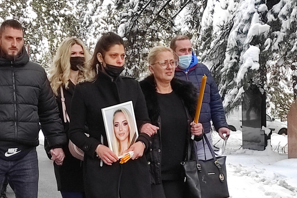 Slika broj 1148993. "U fotošopu je iscenirala da je ISEKLA VENE" Bolne reči majke Kike Đukić (21) o njenom  životu pre tragedije: "Proganjali su je, nije mogla da spava"
