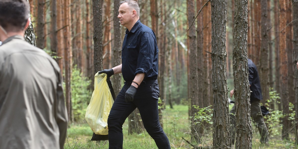 Andrzej Duda chwycił worek w dłoń i ruszył sprzątać las z odpadków.