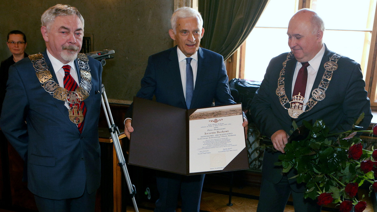 Były premier i były przewodniczący Parlamentu Europejskiego prof. Jerzy Buzek otrzymał dzisiaj honorowe obywatelstwo Krakowa. - Czuję się spadkobiercą wielkiej idei otwartości naszego kraju - podkreślił Buzek.