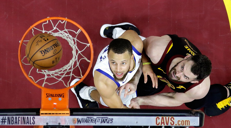Curry (balra)
és a Golden State
egy győzelmre
a címvédéstől / Fotó: Getty Images