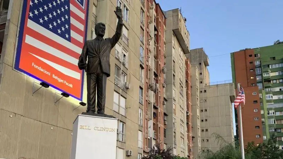 Spomenik bivšem američkom predsedniku Bilu Klintonu u znak zahvalnosti za NATO bombardovanje 1999. godine. Na dokumentu koji drži u ruci ispisan je datum 24. mart - kada je bombardovanje počelo. Statuu je otkrio Klinton lično 2009. godine tokom posete Kosovu... | Foto: BBC